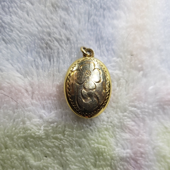 10K Gold Filled Signed, Hand-etched 1940's Puffy Pendant - Picture 4 of 6